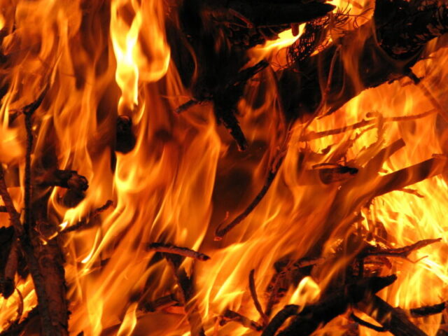 В Твери в Заволжском районе горел деревянный дом