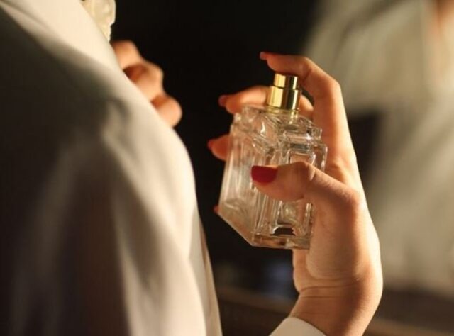 В Тверской области женщина не выдержала и украла флакон духов