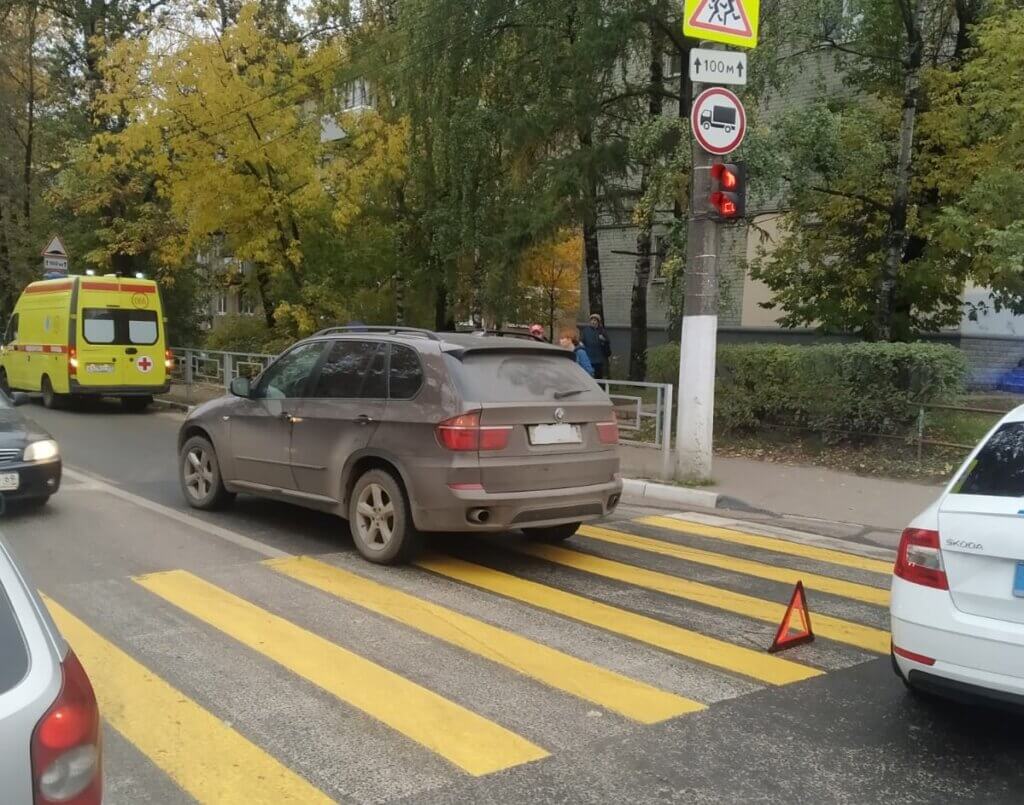 В Твери автомобиль BMW сбил женщину на пешеходном переходе В Твери автомобиль BMW сбил женщину на пешеходном переходе