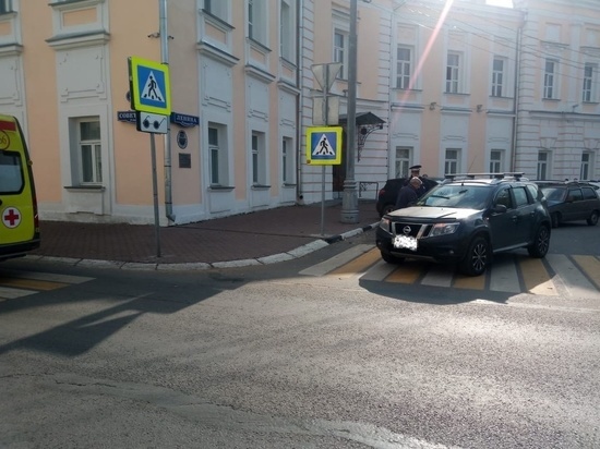В центре Твери иномарка сбила мужчину прямо на пешеходном переходе В центре Твери иномарка сбила мужчину прямо на пешеходном переходе