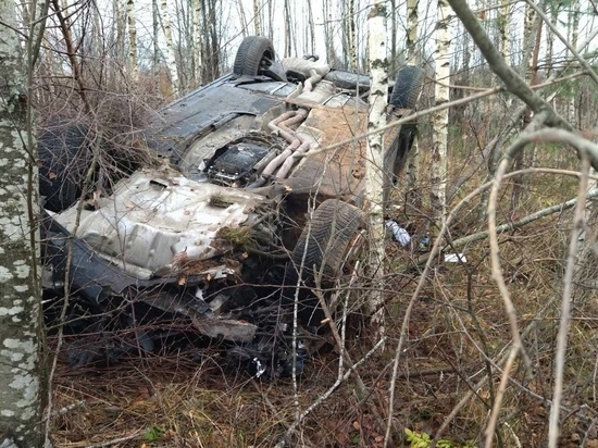 В Тверской области после аварии водитель скрылся, оставив в машине мужчину и ребенка