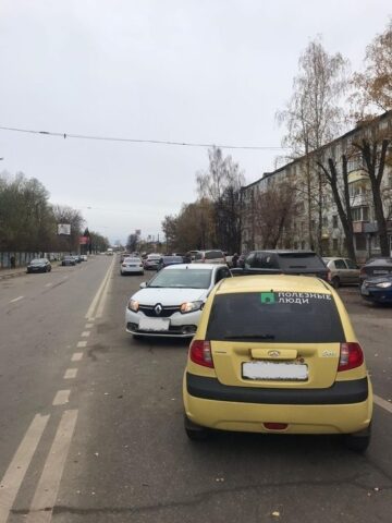 В Твери водитель хотел развернуться из правой полосы, но врезался в попутный автомобиль