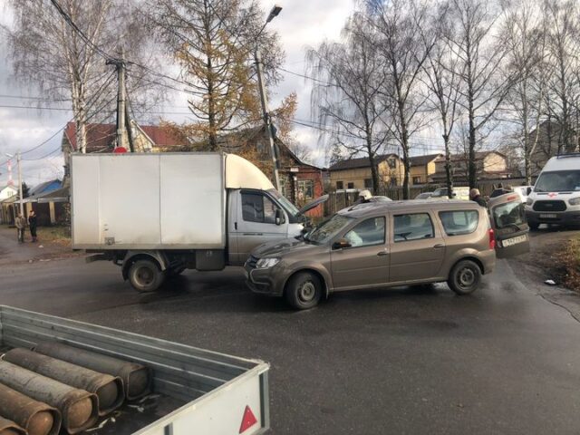 В Заволжском районе Твери грузовик врезался в бок легковушке
