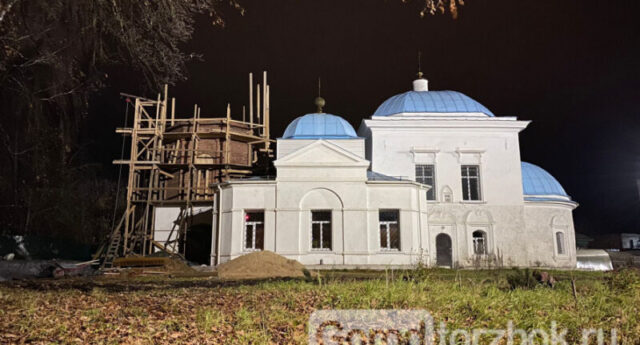 В Торжке на Васильевской церкви восстановили первый ярус колокольни
