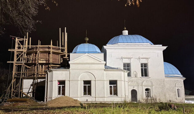 В Торжке на Васильевской церкви восстановили первый ярус колокольни