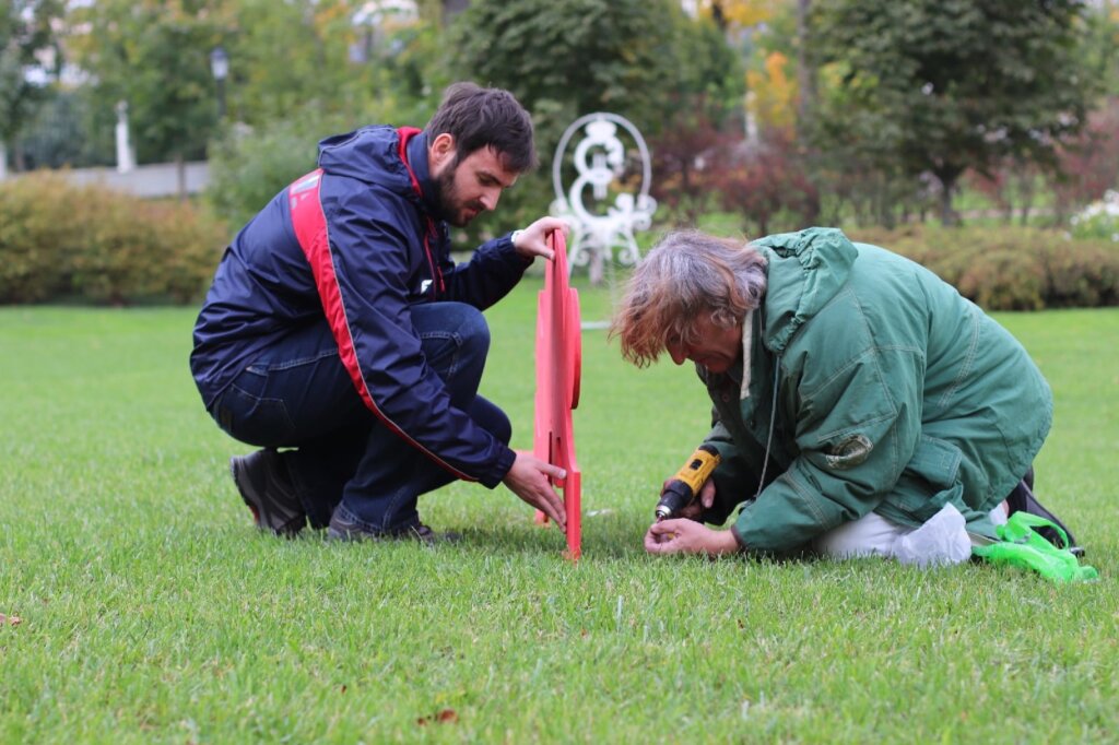 В Дворцовом саду Твери появились фантомы-марионетки