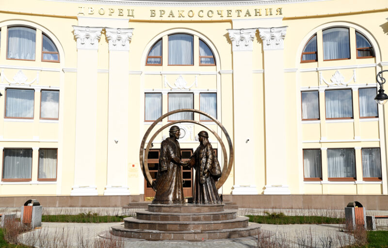 Михаил Тверской и Анна Кашинская украшают сквер перед новым ЗАГСом Михаил Тверской и Анна Кашинская украшают сквер перед новым ЗАГСом