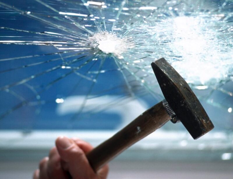 В Твери мужчина разбил молотком стекло в автобусе