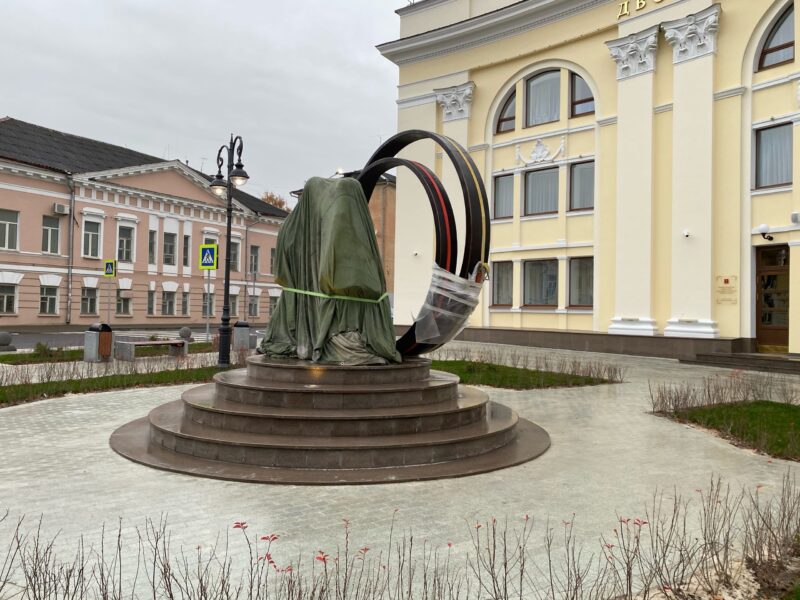 В Твери установили памятник великому князю Тверскому и его супруге В Твери установили памятник великому князю Тверскому и его супруге