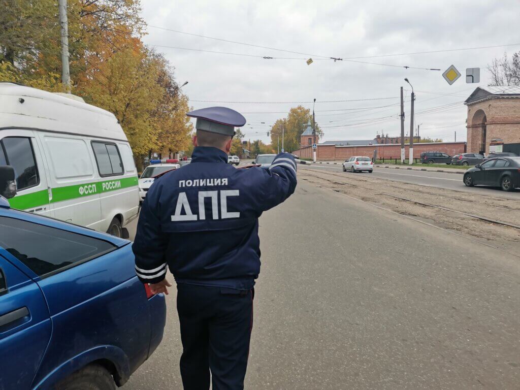 У трех должников арестовали машины во время рейда в Твери