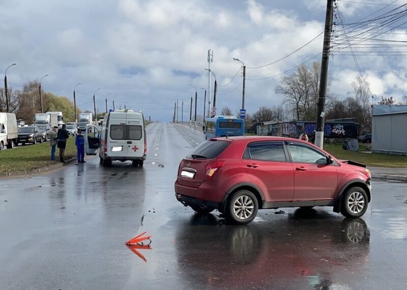 В Твери водитель иномарки врезался в автомобиль скорой помощи В Твери водитель иномарки врезался в автомобиль скорой помощи