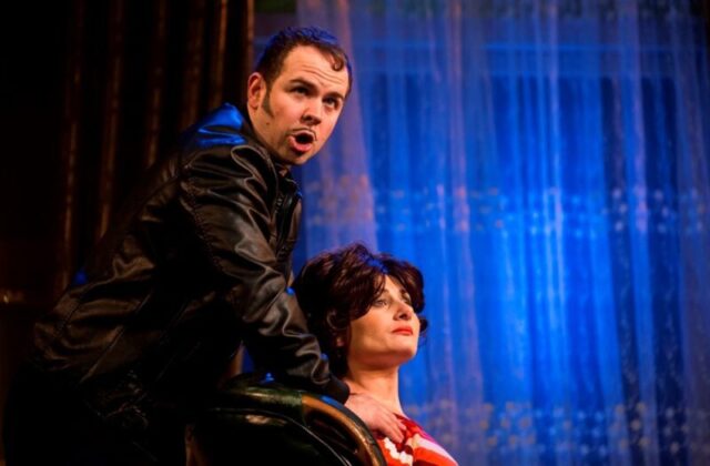 "Энергичные люди" будут выбираться из щекотливой ситуации на сцене Театра драмы