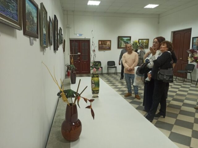 Художница разыграла картину на открытии персональной выставки в Вышнем Волочке Художница разыграла картину на открытии персональной выставки в Вышнем Волочке