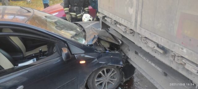 В Твери легковушка врезалась в припаркованный автомобиль