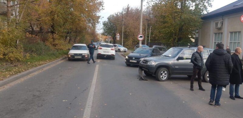 В Твери произошло ДТП с участием трех автомобилей В Твери произошло ДТП с участием трех автомобилей