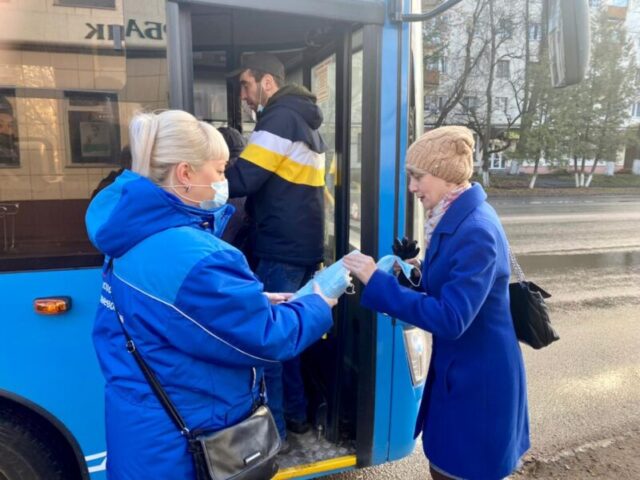 В Ржеве пассажирам автобусов раздают бесплатные маски В общественном транспорте Твери раздают 2000 бесплатных масок пассажирам