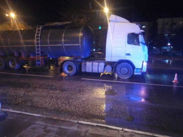 В Твери под колеса фуры на "зебре" попал пенсионер В Твери под колеса фуры на "зебре" попал пенсионер