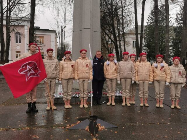 К обелиску Победы в Лихославле возложили Белых журавлей