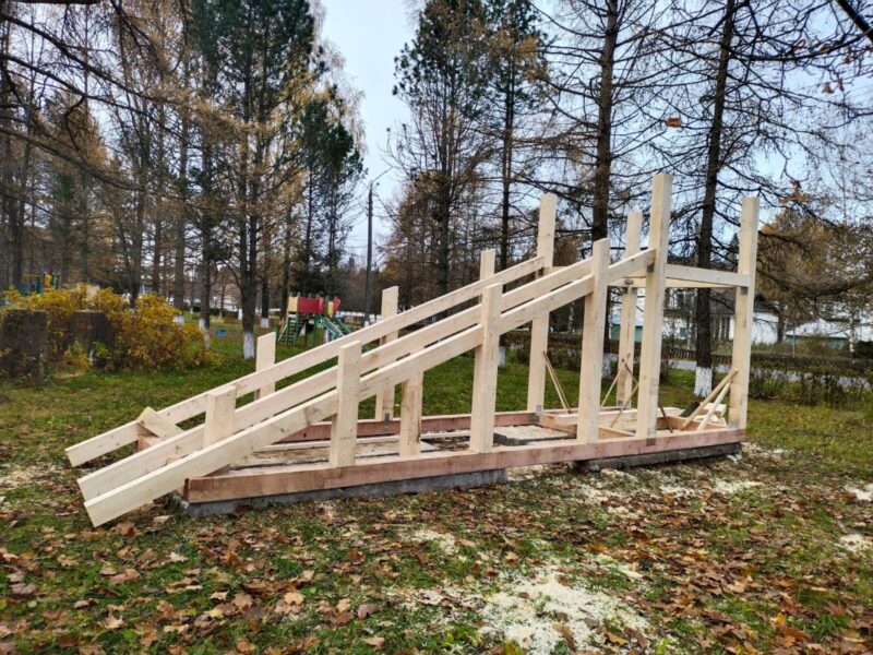 В посёлке Мирный Тверской области уже начали строить зимнюю горку