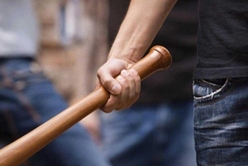 В Тверской области трое мужчин ограбили дом, угрожая хозяйке пистолетом, ножом и битой