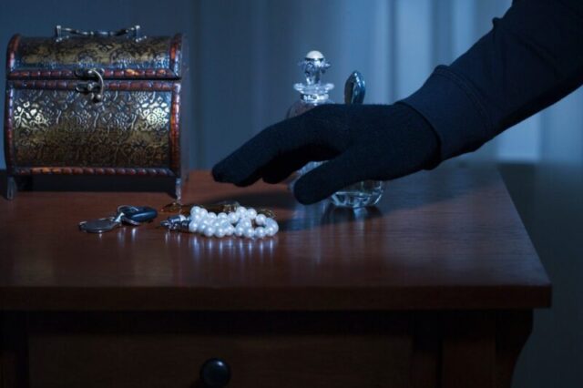 В Твери девушка обворовала собственную мать В Твери девушка обворовала собственную мать