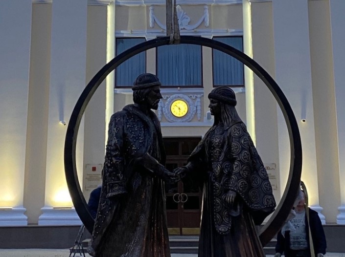 В Твери установили памятник великому князю Тверскому и его супруге В Твери установили памятник великому князю Тверскому и его супруге