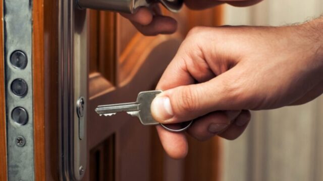 В Тверской области мужчина обокрал квартиру соседки