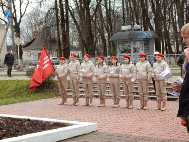 В Торопце на Аллее Героев появились белые бумажные журавли