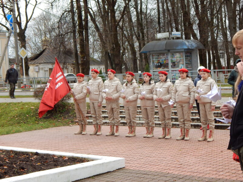 В Торопце на Аллее Героев появились белые бумажные журавли В Торопце на Аллее Героев появились белые бумажные журавли