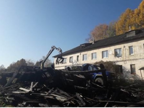 В Тверской области начали ликвидацию сгоревшего дома