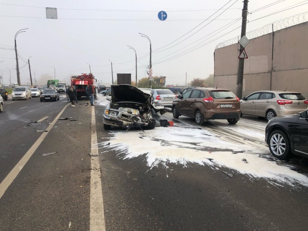 На место ДТП в Твери выехали сотрудники ГИБДД и пожарные