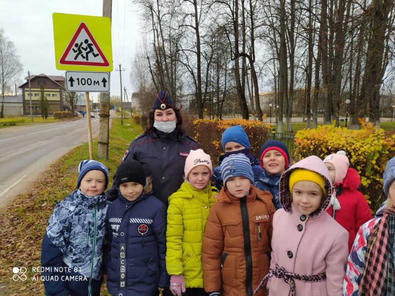 Юные жители Западной Двины изучили безопасный маршрут в школу Юные жители Западной Двины изучили безопасный маршрут в школу