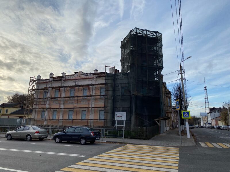 Опубликовано фото реставрирующегося в Твери фасада «Ласточкиного гнезда»