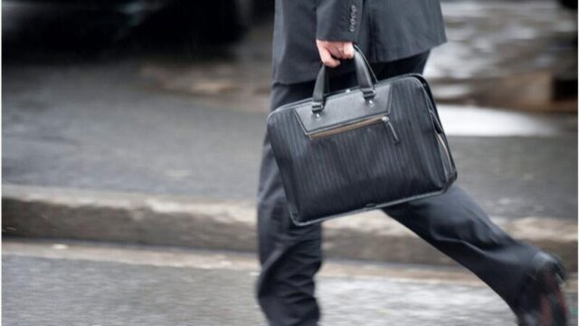 Воришка умело украл сумочку у автомобилиста в Лихославле Воришка умело украл сумочку у автомобилиста в Лихославле