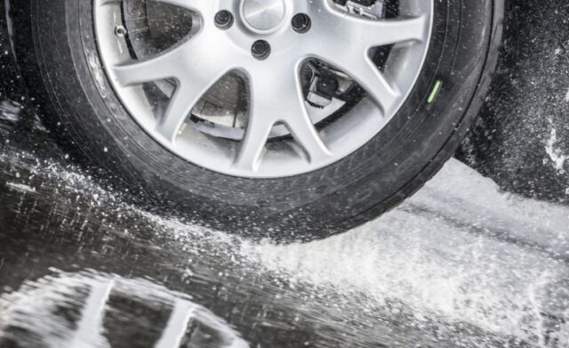 В Тверской области автомобиль съехал в кювет