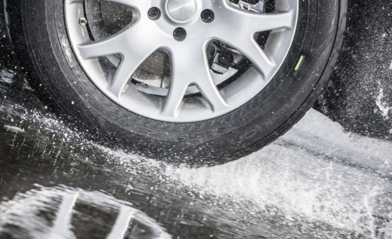 В Тверской области автомобиль съехал в кювет