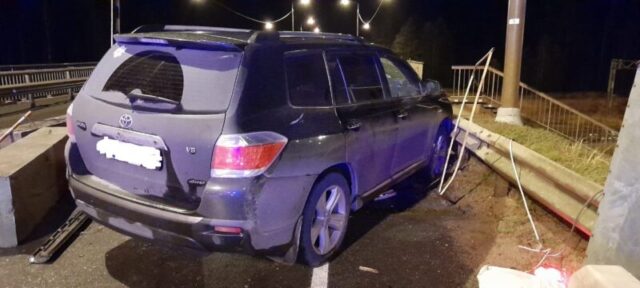 В Тверской области Тойота вылетела в отбойник