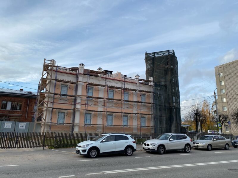Опубликовано фото реставрирующегося в Твери фасада «Ласточкиного гнезда»