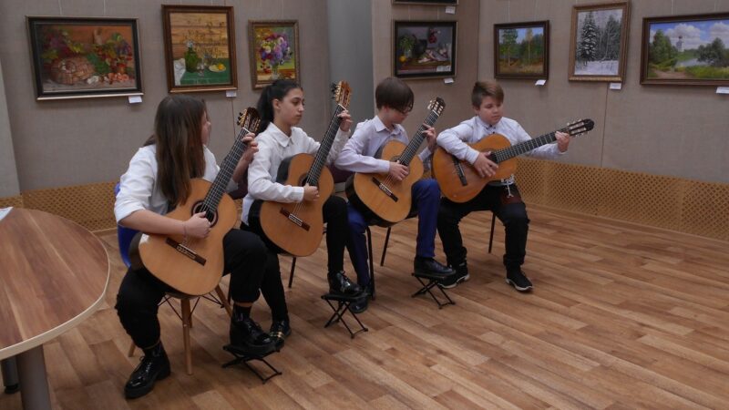 «Как прекрасен этот мир»: в Вышнем Волочке открылась выставка живописи