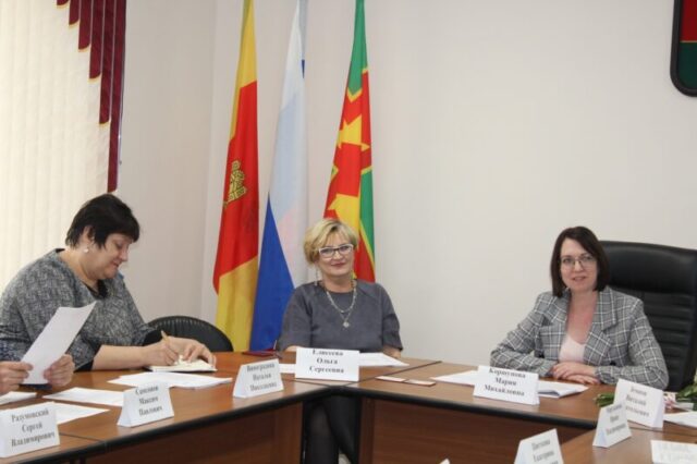 На первом заседании Думы Лихославльского округа депутатам вручили удостоверения На первом заседании Думы Лихославльского округа депутатам вручили удостоверения