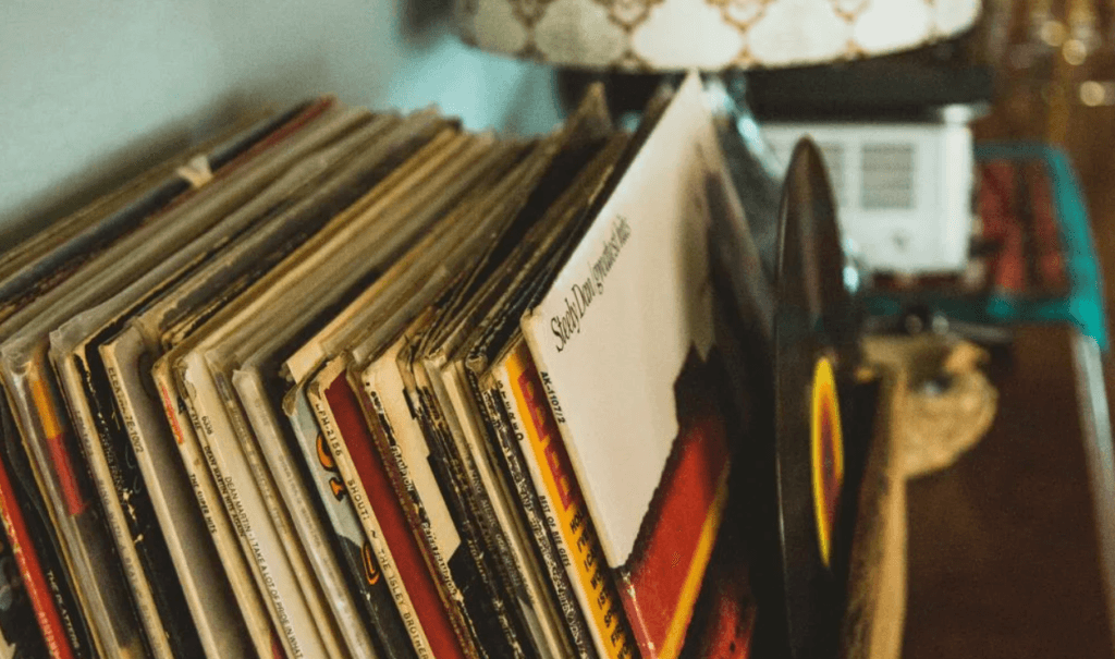 Коллекционер виниловых пластинок похвастается «добром» в Тверской горьковке