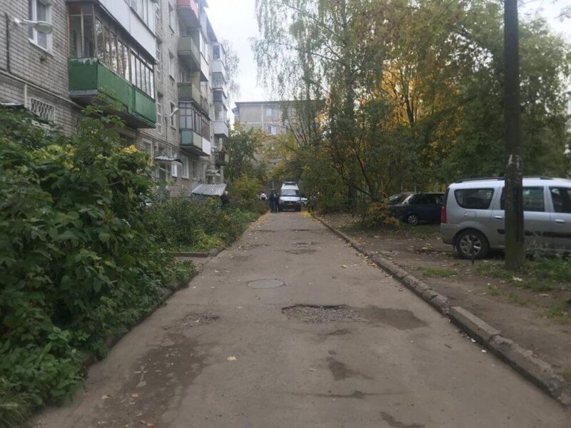 В Твери во дворе дома водитель сбил пожилого пешехода