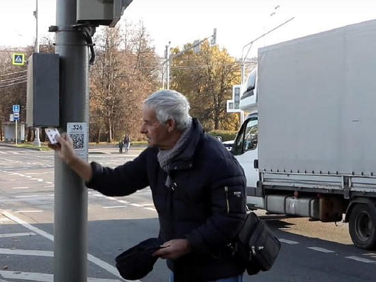 На перекрестке в Москве пенсионер из тверской области уже 10 лет показывает фокусы На перекрестке в Москве пенсионер из тверской области уже 10 лет показывает фокусы