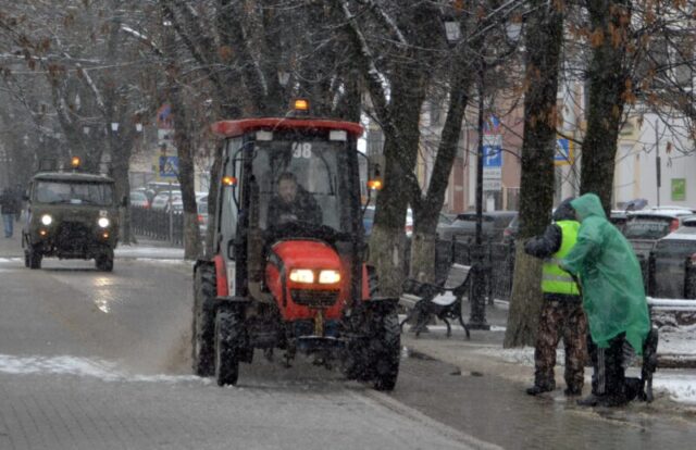 Из-за сильного снегопада в Твери работает спецтехника