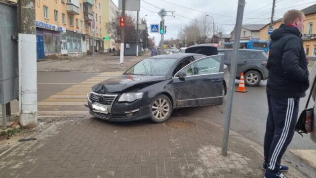 В Твери автомобиль сбил пенсионерку и влетел в столб