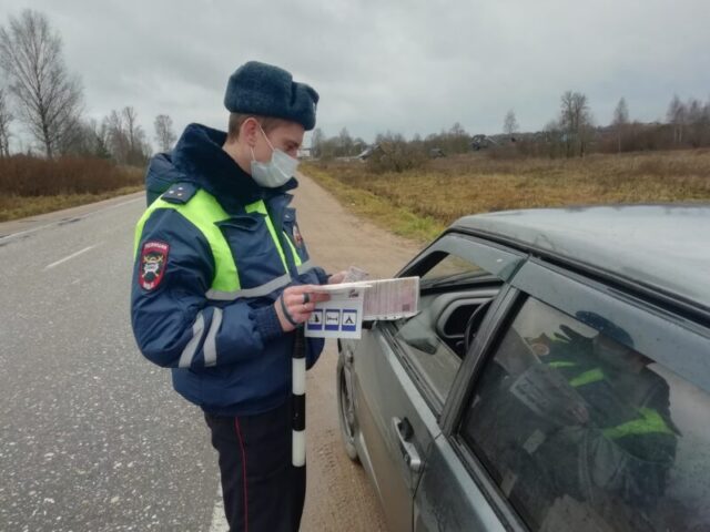 В Бологое сотрудники ГИБДД напомнили водителям о безопасности на дороге