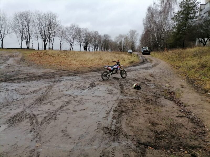 В Тверской области молодой водитель упал с питбайка