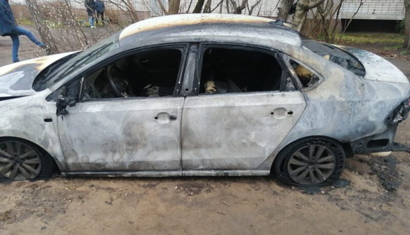 В Тверской области мужчина сжег авто нового избранника бывшей жены В Тверской области мужчина сжег авто нового избранника бывшей жены