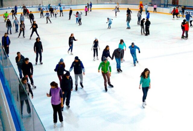 В тверском дворце спорта продолжаются массовые катания на коньках