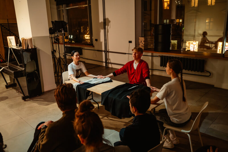 Тут мы все: в Тверском ТЮЗе Павел Макаров поставил спектакль о взрослении